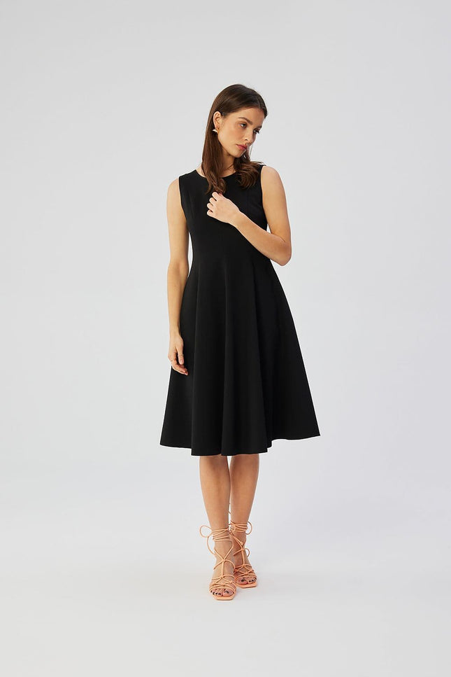 Robe noire soirée chic midi droite sans manches, parfaite pour un cocktail ou un événement formel, élégante et sobre.