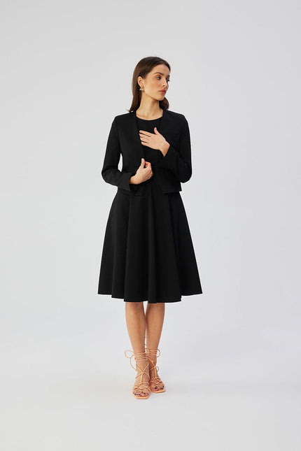 Robe noire de soirée chic midi droite à manches longues pour cocktail ou événement.