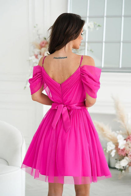 Robe de soirée rose courte avec épaules dénudées et ceinture à noeud, parfaite pour cocktail ou mariage.