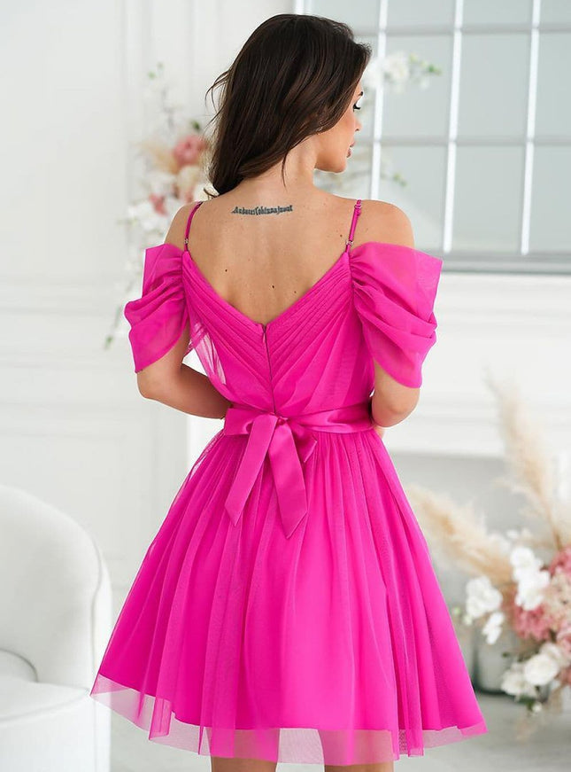 Robe de soirée rose courte avec épaules dénudées et ceinture à noeud, parfaite pour cocktail ou mariage.