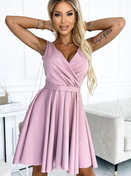 Robe soirée chic rose courte, élégante à décolleté en V et sans manches, parfaite pour cocktail ou événement estival.