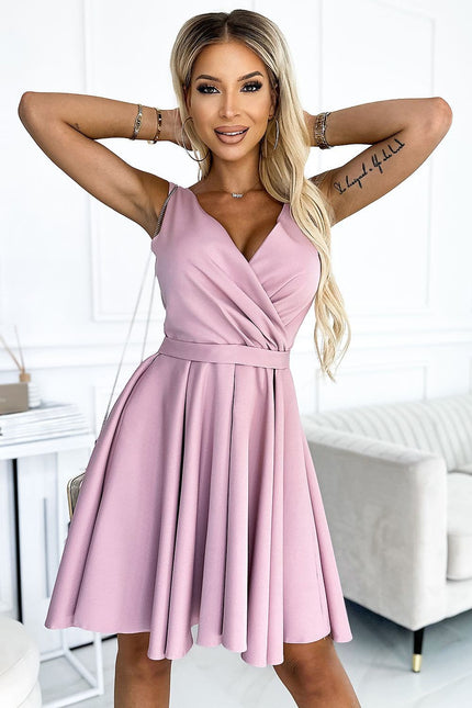 Robe soirée chic rose courte, élégante à décolleté en V et sans manches, parfaite pour cocktail ou événement estival.