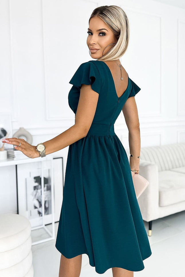 Robe verte soirée chic midi moulante sans manches pour cocktail ou événement élégant.