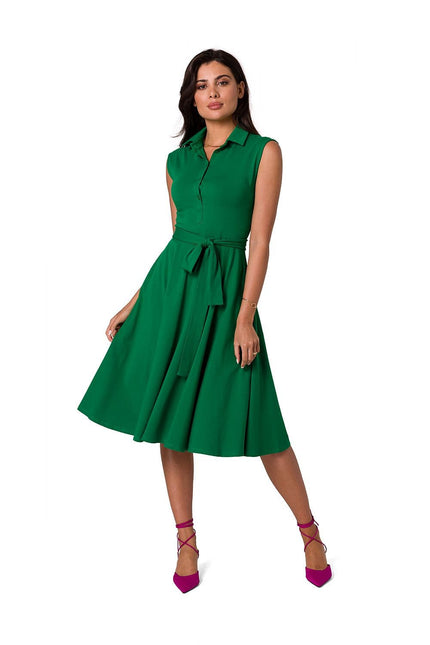 Robe verte midi chic sans manches, idéale pour cocktail, mariage ou événements, ceinture à la taille, style épuré et élégant.