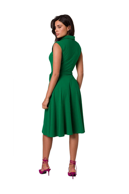 Robe verte chic midi sans manches pour cocktail ou événement décontracté.