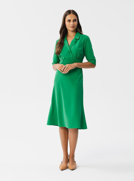 Robe verte chic midi à manches longues idéale pour cocktail ou soirée d'entreprise, élégante et tendance pour une silhouette sophistiquée.