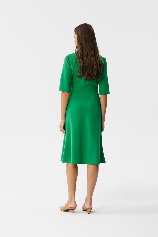 Robe verte chic midi à manches longues idéale pour cocktail ou évènement d'entreprise, silhouette élégante et moderne.