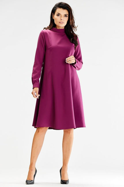 Robe de grossesse chic bordeaux, longueur midi avec manches longues pour femme enceinte élégante, parfaite pour événements ou soirées.