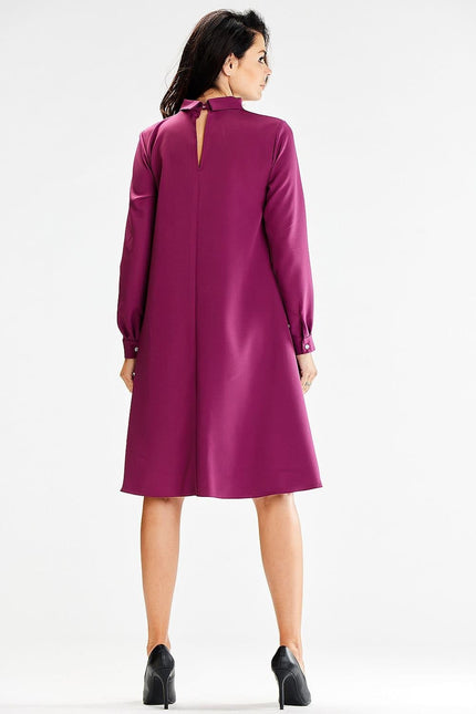 Robe de grossesse chic mi-longue violette à manches longues et col montant pour élégance en toute occasion, idéale pour femme enceinte.