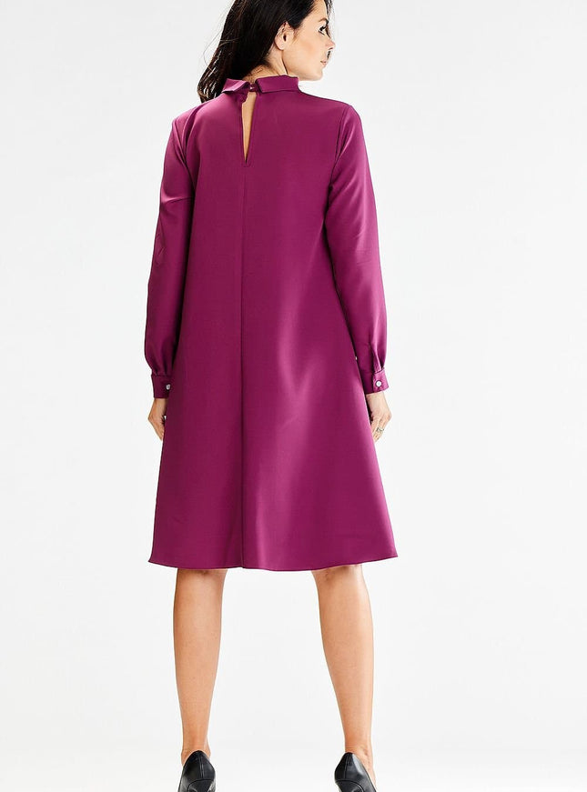 Robe de grossesse chic mi-longue violette à manches longues et col montant pour élégance en toute occasion, idéale pour femme enceinte.