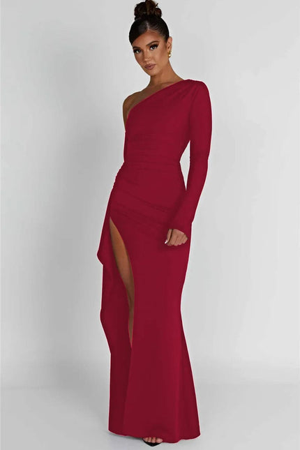 Robe rouge élégante et tendance pour cocktail, longue avec fente et épaule dénudée, manches longues, idéale pour soirée et évènements chics.