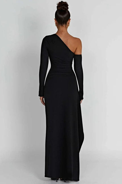 Robe noire longue fendue avec épaule dénudée pour soirée chic et gala, silhouette princesse avec manches longues.