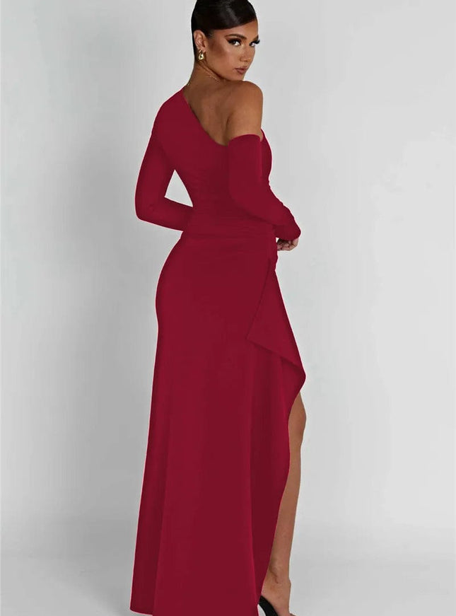 Robe rouge longue soirée chic à épaules dénudées avec fente, idéale pour galas et événements formels.