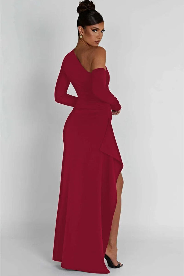 Robe rouge longue soirée chic à épaules dénudées avec fente, idéale pour galas et événements formels.