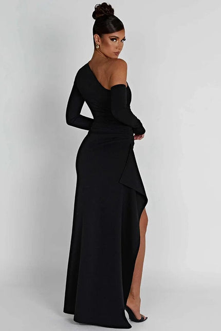 Robe noire longue fendue avec épaules dénudées pour soirée chic ou événement gala, style élégant et sexy.