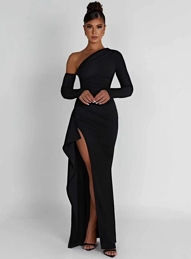 Robe noire longue fendue soirée chic avec épaules dénudées, idéale pour cocktail et événements.