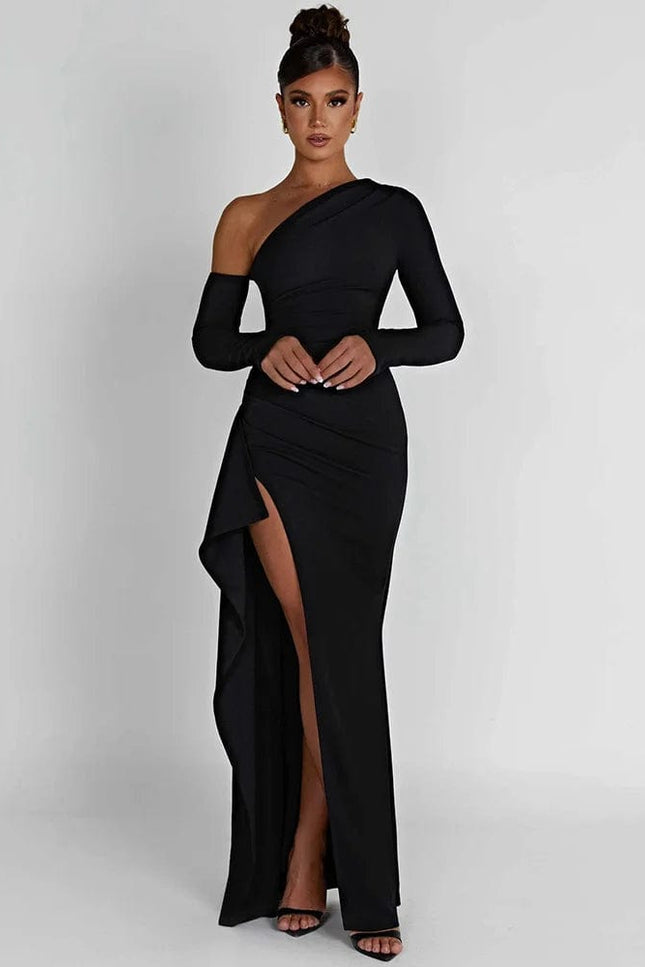 Robe noire longue fendue soirée chic avec épaules dénudées, idéale pour cocktail et événements.