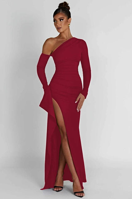 Robe rouge longue fendue asymétrique avec épaule dénudée pour soirée sexy ou cocktail.