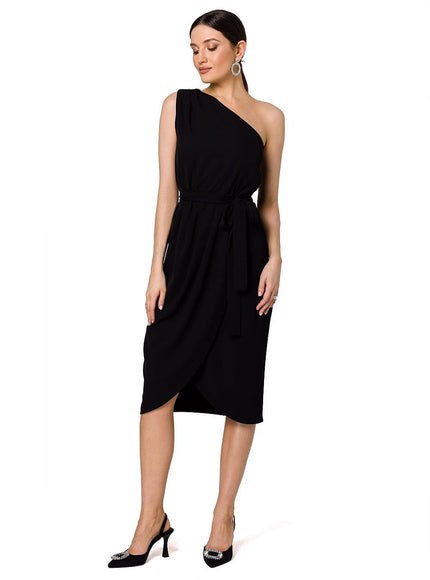 Robe noire chic pour soirée, style midi moulante avec épaule dénudée, idéale pour cocktail ou événement élégant.