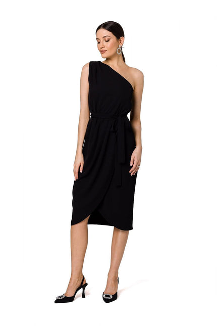 Robe noire chic pour soirée, style midi moulante avec épaule dénudée, idéale pour cocktail ou événement élégant.