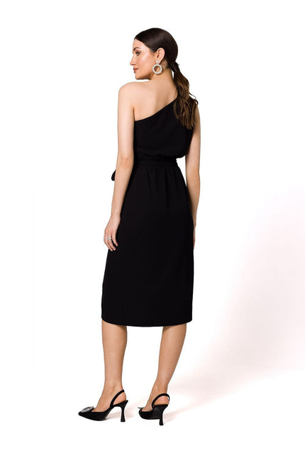 Robe noire midi moulante sans manches pour soirée chic, élégante avec détail ceinturé, parfaite pour événements et cocktails.