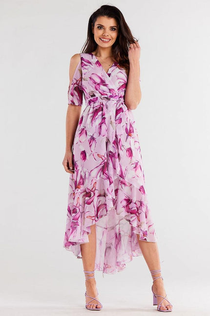 Robe fleurie midi asymétrique violette pour cocktail, sans manches et décolleté en V, idéale pour soirée chic ou mariage.