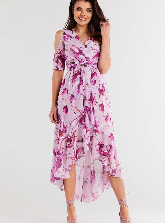 Robe fleurie midi asymétrique violette pour cocktail, sans manches et décolleté en V, idéale pour soirée chic ou mariage.