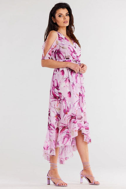 Robe fleurie asymétrique pour cocktail, couleur violette, midi avec épaules dénudées.