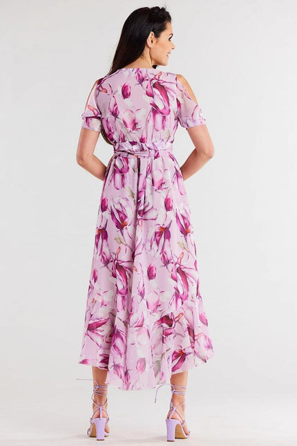 Robe fleurie violette asymétrique mi-longue idéale pour cocktail ou mariage, épaules dénudées et ceinturée.