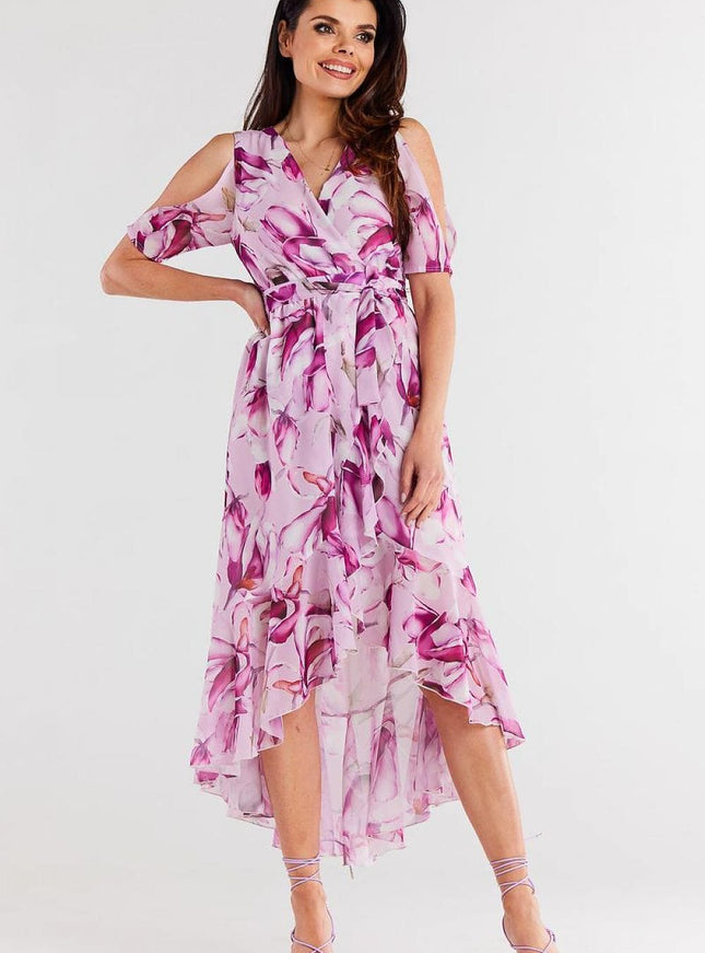 Robe fleurie asymétrique violette mi-longue pour cocktail ou mariage, chic et élégante, avec manches courtes.