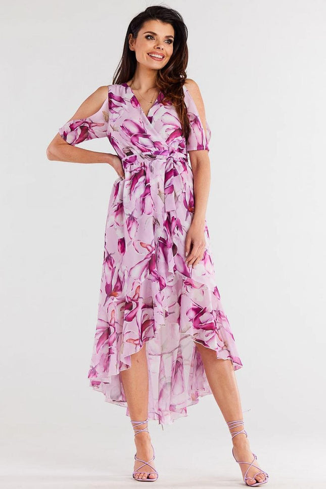 Robe fleurie asymétrique violette mi-longue pour cocktail ou mariage, chic et élégante, avec manches courtes.