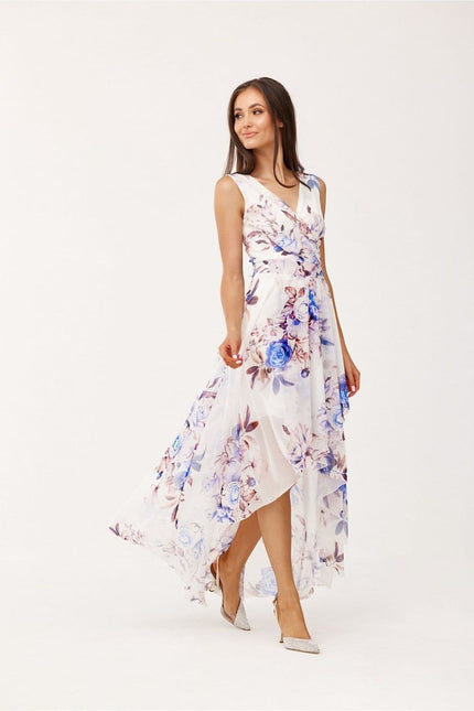 Robe cocktail fleurie asymétrique blanche pour occasions telles que mariages ou soirées élégantes, avec un design sans manches et une longueur midi.