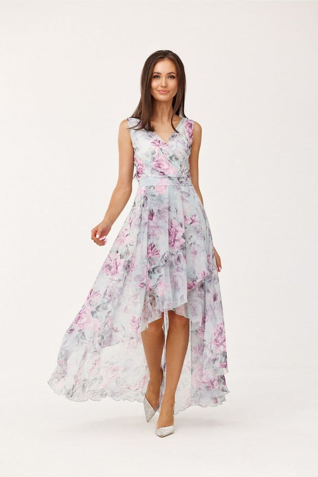 Robe asymétrique fleurie pour mariage, couleur blanche avec nuances roses, sans manches et longueur midi.