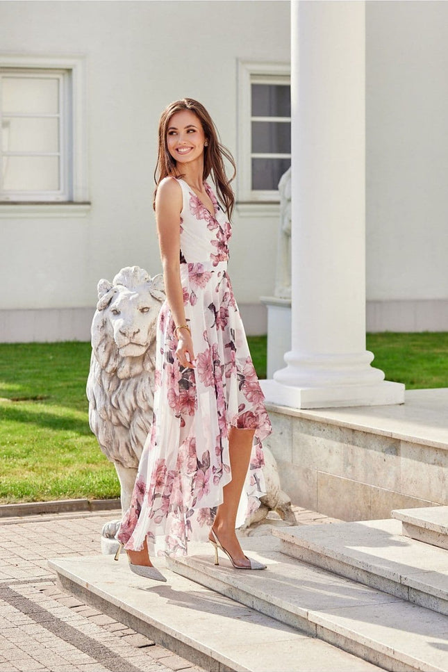 Robe fleurie asymétrique midi idéale pour mariage, avec une silhouette élégante et des couleurs douces.