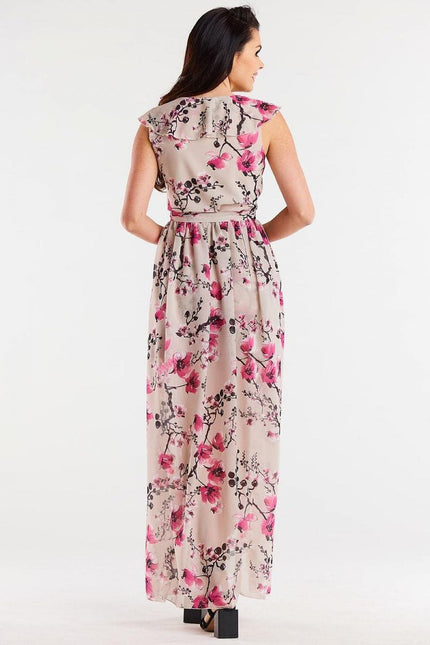 Robe fleurie asymétrique rose et noire pour été, style bohème chic, longue avec manches courtes, idéale pour soirées ou événements casual.