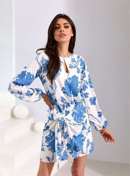 Robe courte fleurie blanche et bleue avec manches longues pour cocktail ou événement casual d'été.