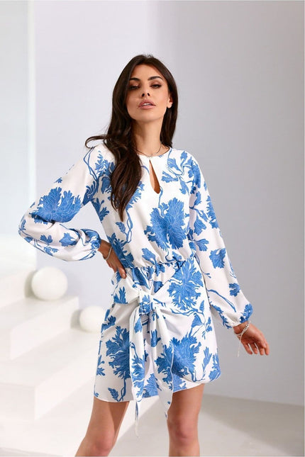 Robe courte fleurie blanche et bleue avec manches longues pour cocktail ou événement casual d'été.