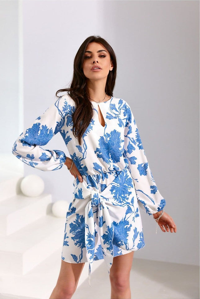 Robe courte fleurie blanche et bleue avec manches longues pour cocktail ou événement casual d'été.