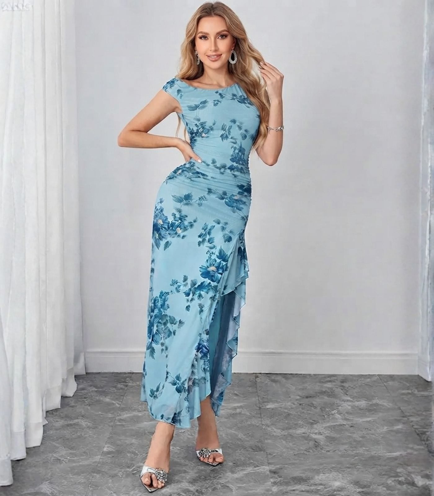 Robe fleurie bleue asymétrique pour été