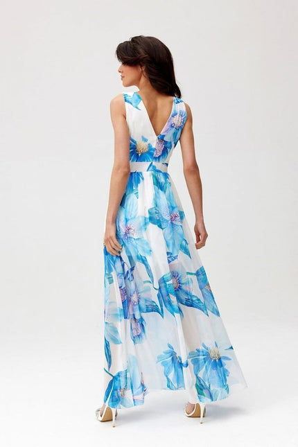 Robe fleurie bleue longue d'été, sans manches avec un dos en V, idéale pour des occasions décontractées ou des soirées d'été en bord de plage.