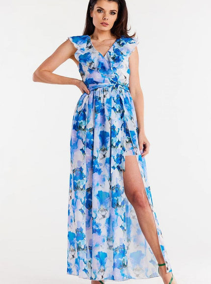 Robe fleurie bleue longue fendue idéale pour un cocktail ou un mariage, chic et élégante avec un décolleté en V et sans manches.