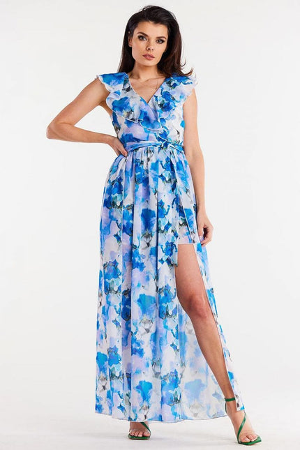 Robe fleurie bleue longue fendue idéale pour un cocktail ou un mariage, chic et élégante avec un décolleté en V et sans manches.