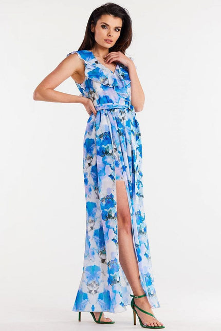 Robe fleurie bleue longue fendue idéale pour soirée d'été, avec sans manches pour une allure élégante et estivale.