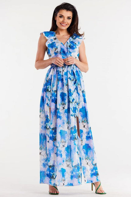 Robe fleurie bleue longue fendue idéale pour soirée chic, mariage ou cocktail avec silhouette trapèze et sans manches.