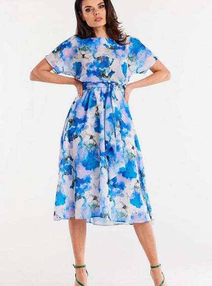 Robe midi fleurie bleue à manches courtes, style estival et fluide, idéale pour déjeuner en terrasse ou une sortie plage.