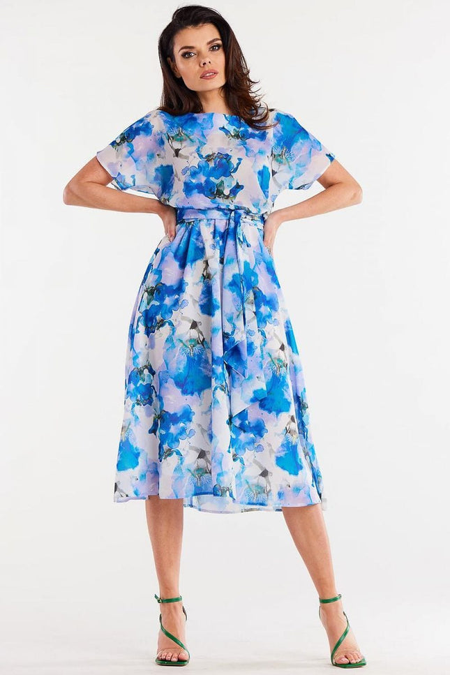 Robe midi fleurie bleue à manches courtes, style estival et fluide, idéale pour déjeuner en terrasse ou une sortie plage.