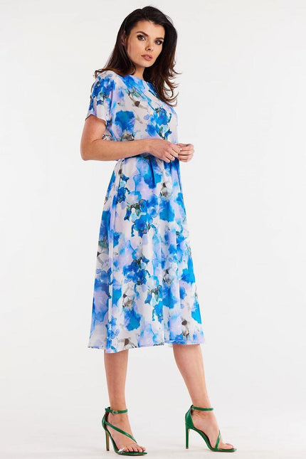 Robe fleurie bleue midi à manches courtes pour cocktail ou soirée d'été, style casual élégant et confortable.