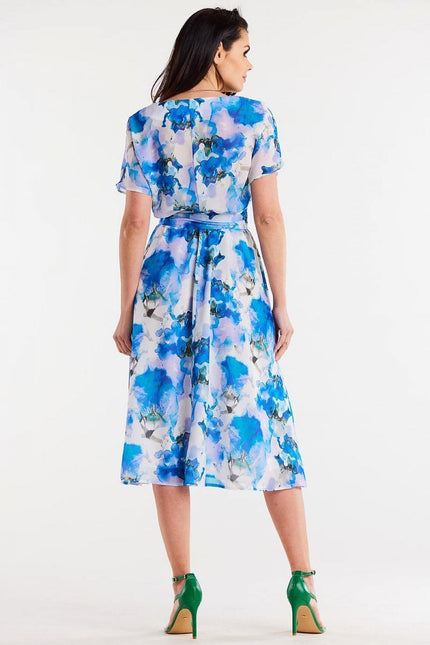 Robe fleurie bleue midi à manches courtes pour mariage invité chic et été.