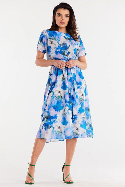 Robe fleurie bleue midi à manches courtes et ceinture, idéale pour une tenue casual d'été ou une sortie décontractée.