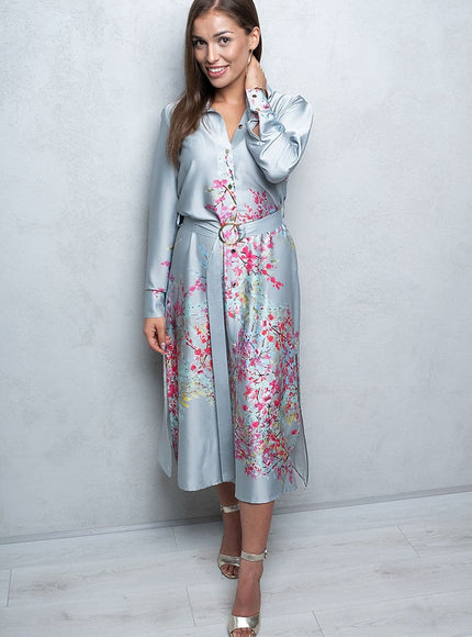 Robe chic fleurie bleue à manches longues, longueur midi, idéale pour cocktail ou évènement élégant.